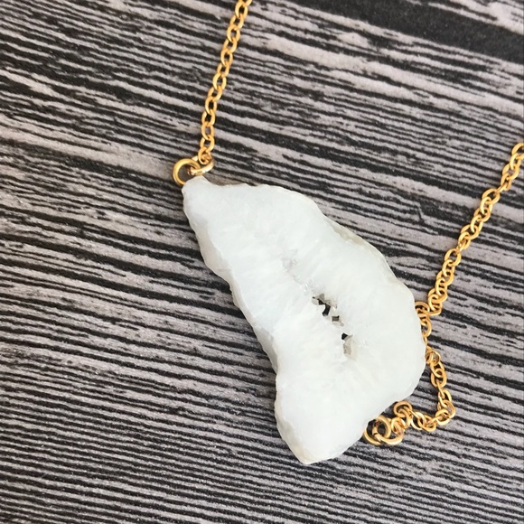 Gorgeous raw Stone Necklace - Picture 5 of 6